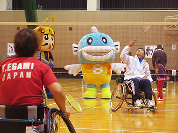 「スポーツフェスタ2014」にて車いすバドミントンを体験する様子