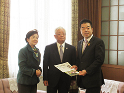 昼過ぎにはびわこ成蹊スポーツ大学の嘉田由紀子学長と石井茂(学)大阪成蹊学園理事長の来訪を受ける様子