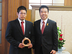 滋賀県民スポーツ大賞を授与する様子