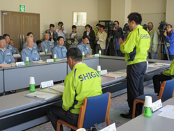 会議で発言する様子