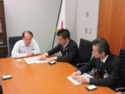 佐村事務局長代理、和泉内閣総理大臣補佐官に、「人口減少社会における豊かな地域づくりへの提案」を行う様子