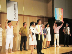 滋賀県ゆかりの方々と親しく交流を深める様子