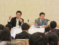 山田京都府知事と共にコメントをする様子