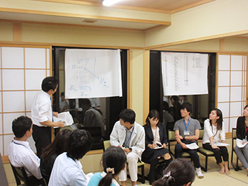 現場で働く若手職員との意見交換する様子