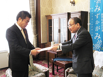 佐和隆光滋賀大学学長から次期基本構想案の答申を受ける