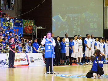 bjリーグ試合前、挨拶をする様子