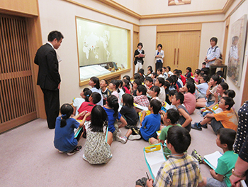 県庁見学に来られた小学校の皆さんと話す様子