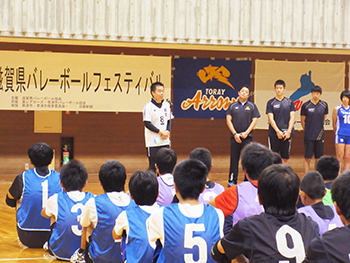 東レアローズのバレーボールクリニックでバレーボールに挑戦