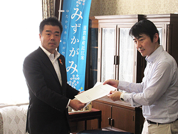 水源地の森林を保全する仕組みづくりについての答申を受ける