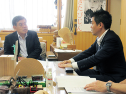 12省庁へお伺いする様子