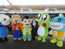 ゆるキャラ人形との集合写真