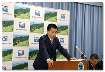 記者会見に臨む様子