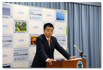 記者会見に臨む様子