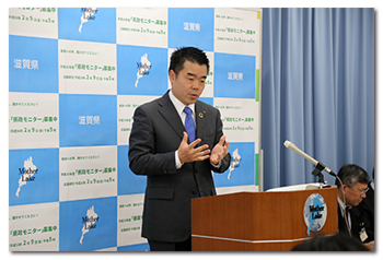 記者会見に臨む様子