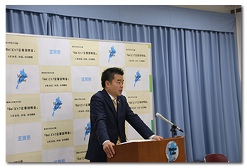 記者会見に臨む様子