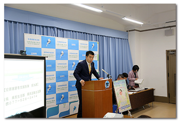 記者会見に臨む様子