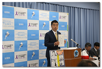 俳句「山川に 具合たずねて 冬立ちぬ」を発表する様子
