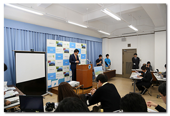 記者会見に臨む様子