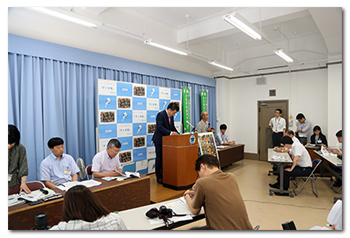 記者会見に臨む様子