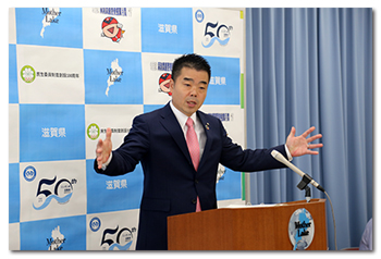 記者会見に臨む様子