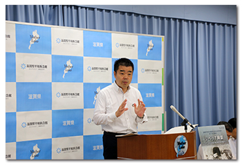 記者会見に臨む様子