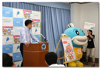 キャッフィーとの会話を楽しむ様子