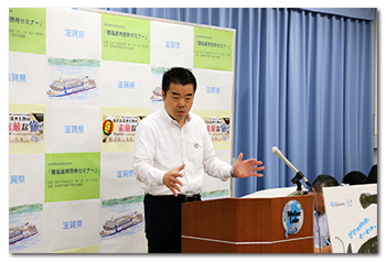 記者会見に臨む様子