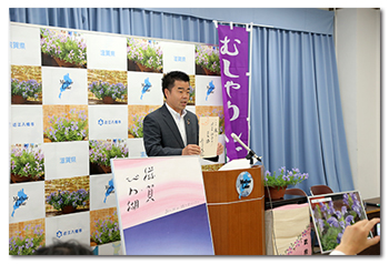 記者会見に臨む様子