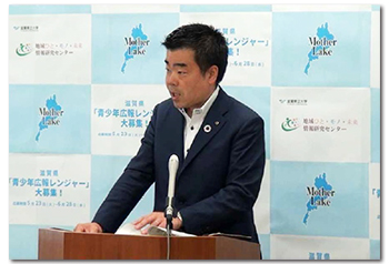 記者会見に臨む様子