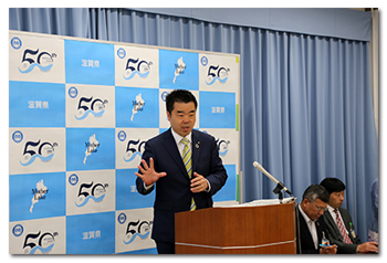 記者会見に臨む様子