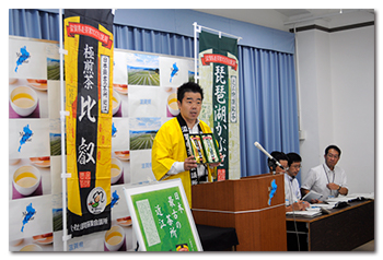 近江茶「極煎茶 比叡」「琵琶湖かぶせ」をPRする様子