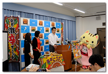 湖南市の「弥平とうがらし」をPRする様子