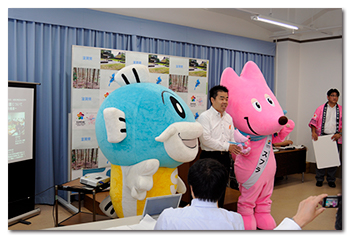 公式マスコット兼PR大使「スフラ」とキャッフィーとのスリーショット