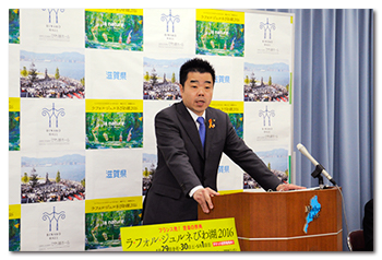 記者会見に臨む様子