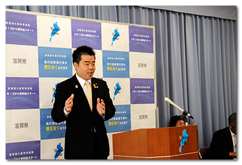 記者会見に臨む様子