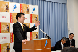 記者からの質問に答える様子