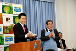 代表理事の上野さんとキャベツのPRをする様子