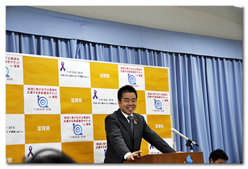 笑顔で記者会見に臨む様子