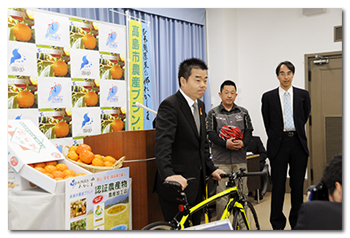 自転車の寄贈を受ける様子