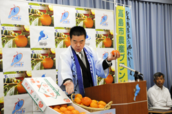 今津の富有柿をPRする様子