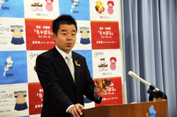 質問に回答する様子