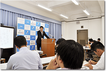 会見で質問を受ける様子