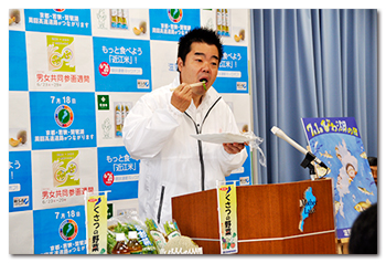 くさつの野菜を食べる様子
