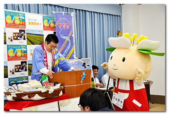 甲賀市のお茶のPRを行う様子