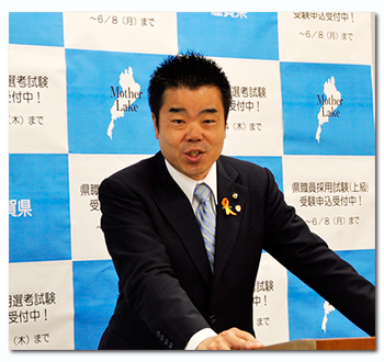 知事会見に臨む様子
