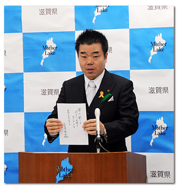 「濡れ散りて 次また目指す サクラかな」という俳句を発表する様子