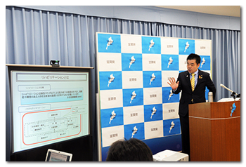 ペーパレス会議を説明する様子