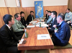 大津・南部地域木材供給協議会の皆さんと語り合っている様子