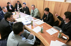 大津・南部地域木材供給協議会と語り合っている様子