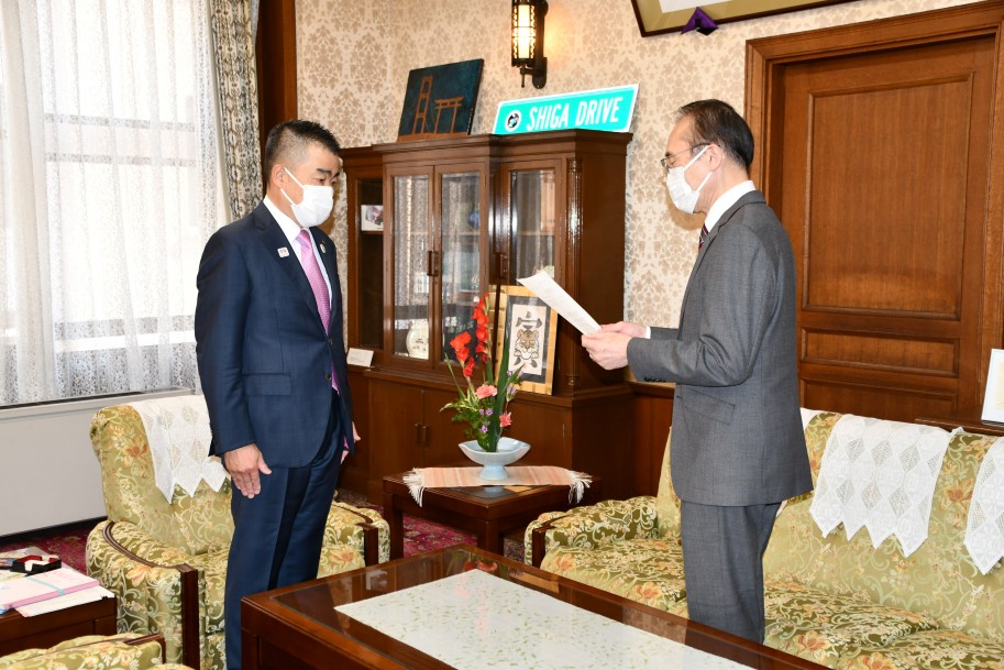 真山委員長から知事への答申時の写真です。